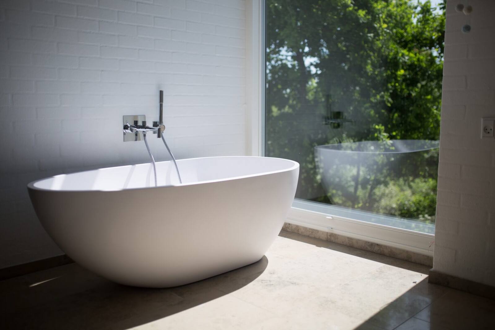 ASSYMETRICAL TUBS IS A NEW BATHROOM TREND